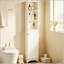 Grande armoire de rangement autoportante avec tablettes réglables, parfaite pour organiser et maximiser l'espace dans n'importe quelle salle de bain.