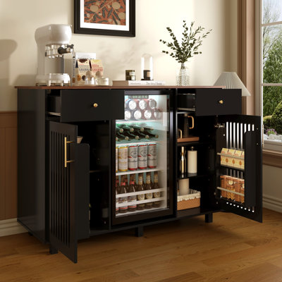 Meuble-bar à café moderne avec réfrigérateur, meuble à vin avec rangement pour bouteilles, prise électrique et étagères réglables.