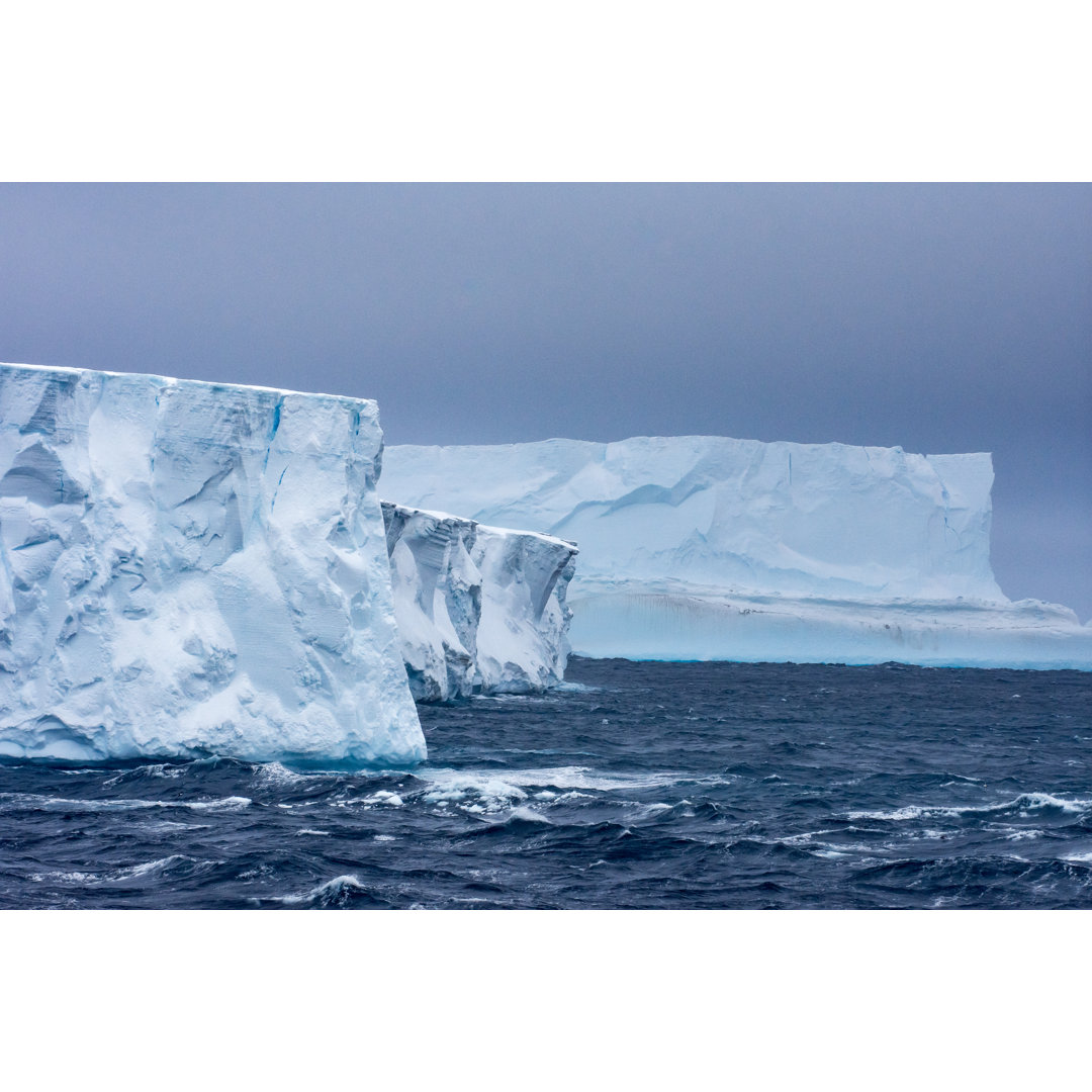 Zwei tafelförmige Eisberge in der Antarktis - Leinwandbild