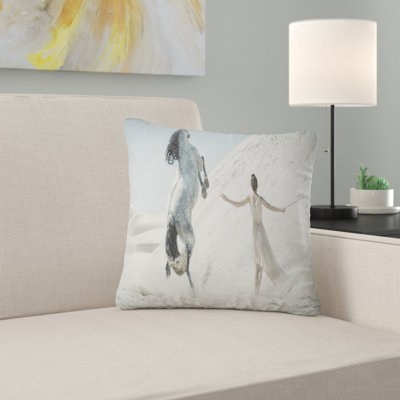 Huge Horse and Lady on Desert - Coussin décoratif à imprimé animal