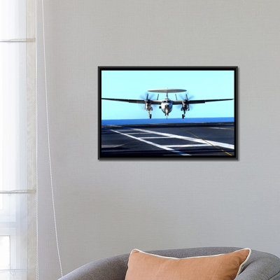 « an e-2c hawkeye approches pour débarquement à bord de uss john c. stennis », reproduction de photo sur toile