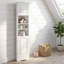 Grande armoire de rangement de coin blanche avec tablettes réglables et portes fermées-129391212