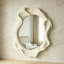 Miroir mural en crème avec cadre en bois ondulé irrégulier-473705708-473705709