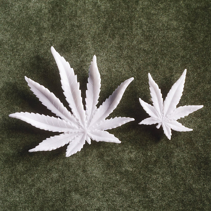 Jeu de feuilles de marihuana
