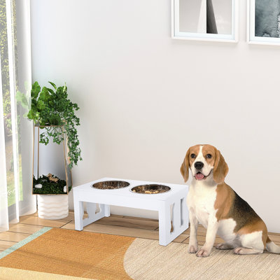 La station de nourriture blanche pour chien surélevée de 23 po, se tient hors du plancher et offre une option d'alimentation confortable