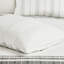 6 literie en coton double. Blanc avec accents gris. Édredon surdimensionné. Rembourrage. Jupe de lit et coussins décoratifs. Facile à entretenir, 6 pièces, blanc / gris. Rayures tissées et texturées. . Édredon, jupe, taies décoratives-121232917