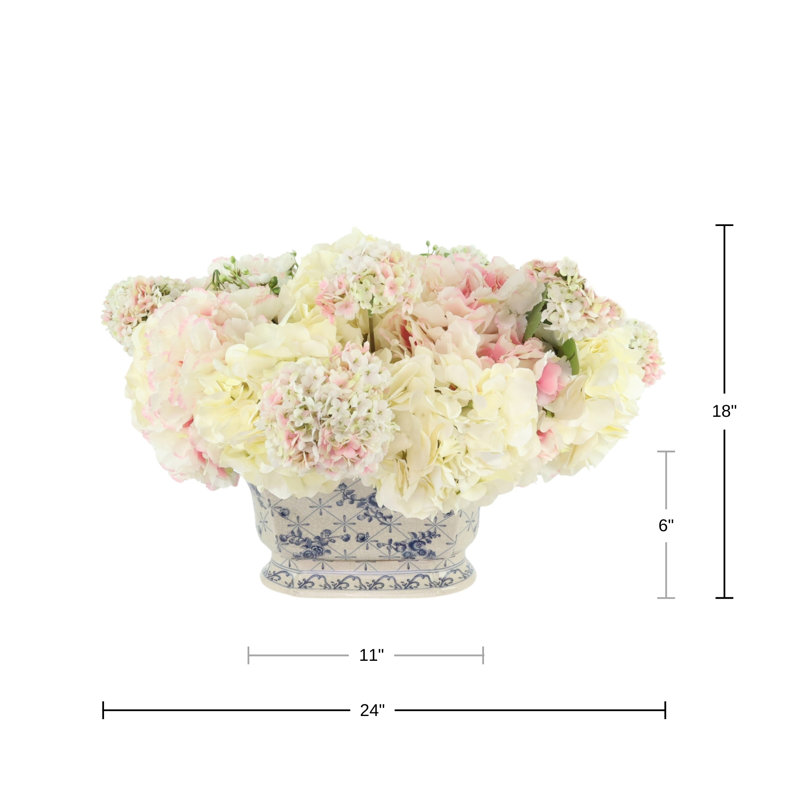 Hortensias et viburnum dans un vase décoratif