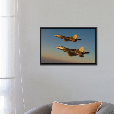 « f-22 raptors survol over langley air à la base air », reproduction de photo sur toile