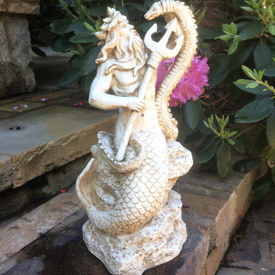 Statue «Life's a Beach Poseidon» de la sirène de mer sur un rocher nautique
