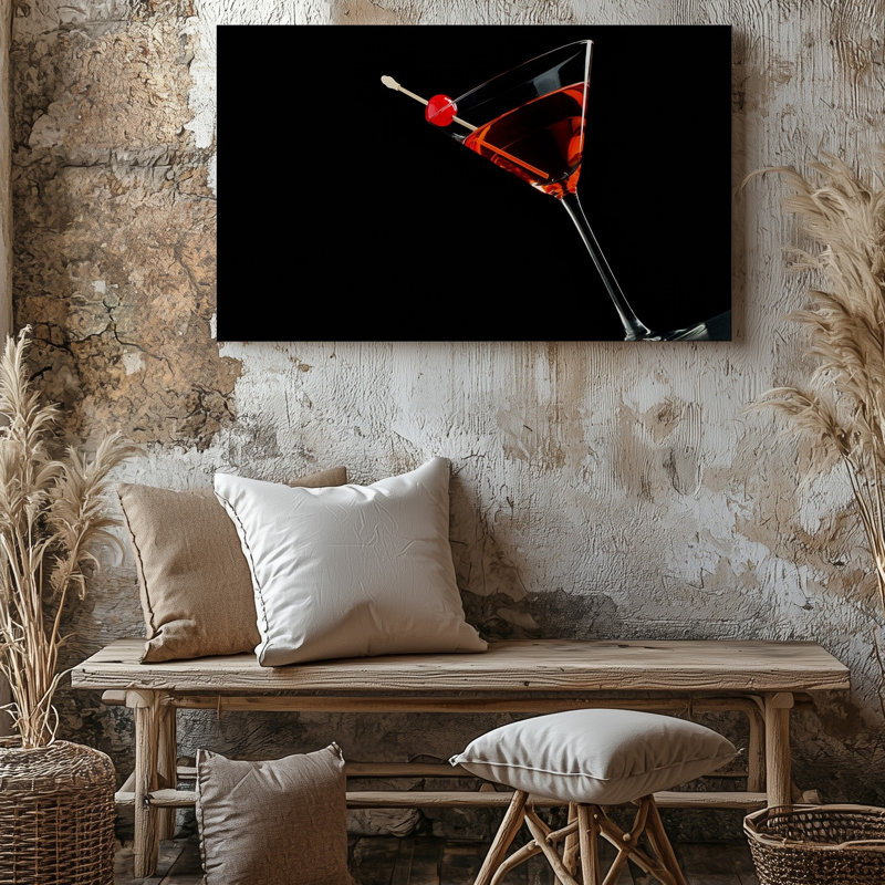 Toile, verre à martini joliment confectionné rempli d'un art mural rouge foncé, cocktail élégamment positionné contre un art mural noir sur toile