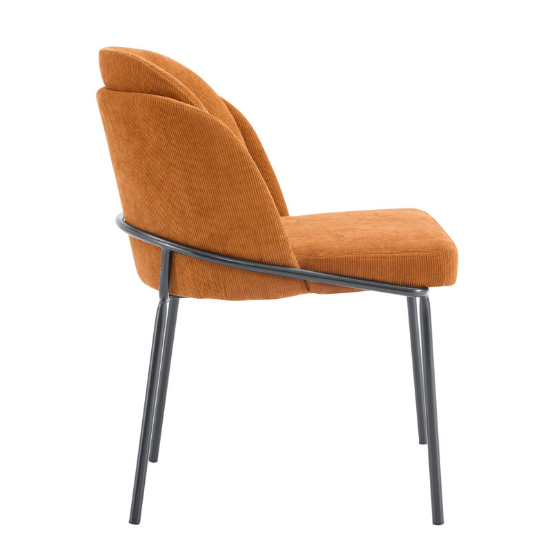 De 2 chaises de salle à manger. Siège brun rembourré avec pieds noirs. Dossier ergonomique incurvé. Tissu. Structure en fer. 30 po Hauteur X 20,91 Largeur 22,48 Profondeur 2, et noir. Chaise confortable,