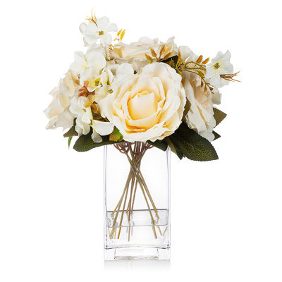 Arrangement floral en soie rose dans un vase