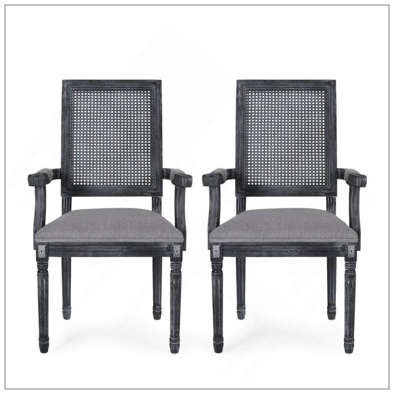 Chaise de salle à manger d'inspiration française avec dossier en canne et finition patinée pour une décoration intérieure élégante