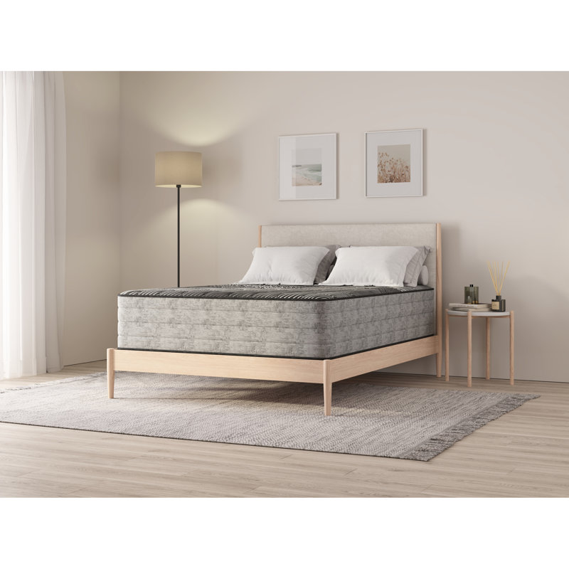 Matelas Pure Ice de 35,5 cm (14 po) pour un sommeil réparateur et frais. 2,5 cm (1 po) avec cuivre, gel, argent et graphite. Réduction des bruits de mouvement. Ressorts ensachés sur tout le pourtour. Ajustable. Fabriqué aux États-Unis. Format King - Plus frais et durable.
