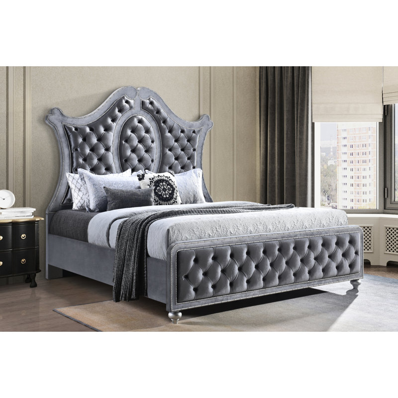 Lit à panneaux très grand moderne avec tête de lit à losanges, revêtement élégant, têtes de clou, détails miroitants, esthétique grise et argentée pour la chambre à coucher, ornement complexe de luxe, diamant