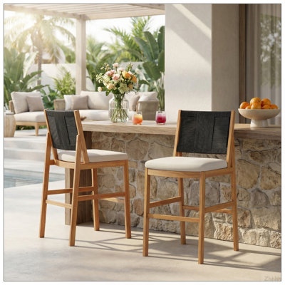 Tabourets de bar d'extérieur en bois d'acacia (ensemble de 2), chaises à hauteur de bar en teck avec coussin crème et dossier en osier noir, tabourets à hauteur de comptoir pour patio, bord de piscine, îlot de cuisine