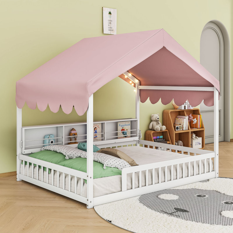 Lit double en bois en forme de maison pleine grandeur avec tablettes intégrées, éclairage à DEL et rideaux, Blanc / Rose
