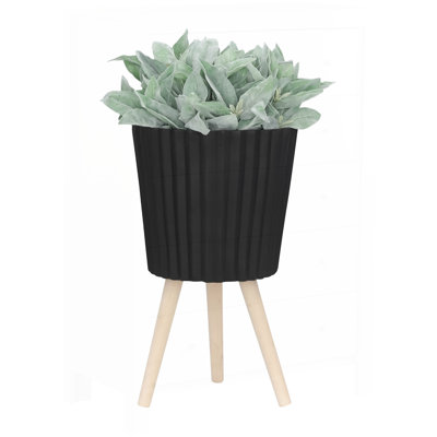 Élégante jardinière striée noire avec pieds en bois, parfaite pour la décoration intérieure et extérieure, facile à assembler et durable