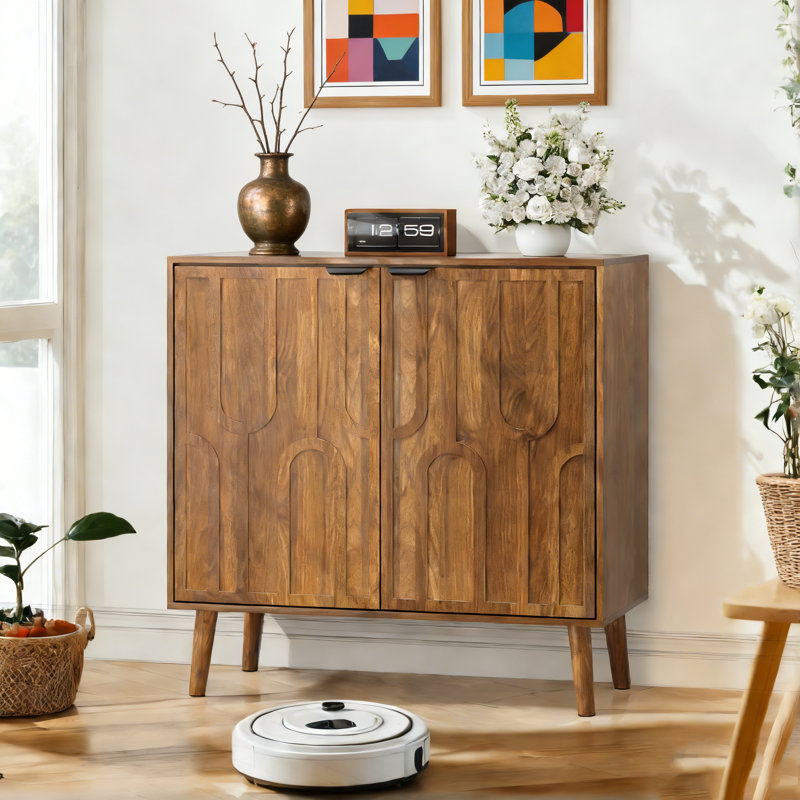 Buffet Farmhouse avec portes à lattes et rangement réglable pour une utilisation dans plusieurs pièces.