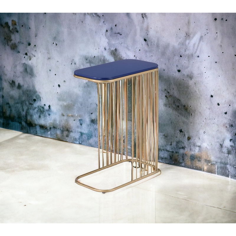 Table d'appoint hypnotisante bleue et dorée avec des options utilitaires distinctives captivantes