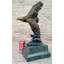 Aigle chauve américain volant sur le côté, sculpture en bronze sur base de marbre vert