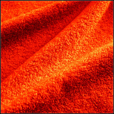 Repose-pieds courbé en tissu avec une texture douce et agréable pour la peau, parfaite pour une détente confortable et pratique