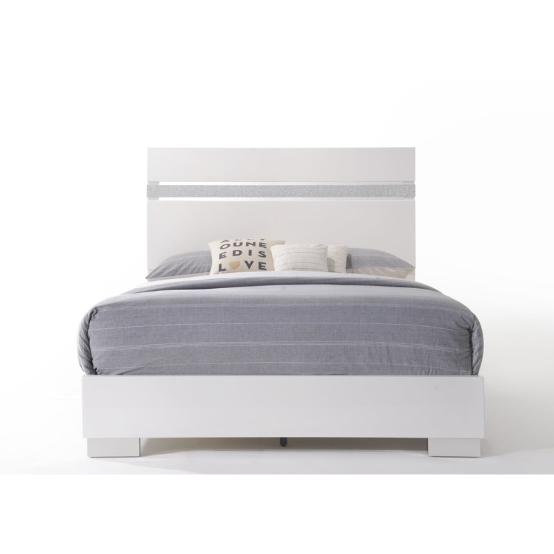 Le grand lit Ii offre une expérience de chambre à coucher moderne et relaxante avec des pieds rehaussant l'esthétique