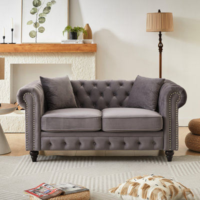 Velours d'inspiration moderne gris de 63,5 po, dossier capitonné, 2 coussins, coussins de siège en mousse à ressorts, structure en bois pour espace de vie principal sophistiqué avec boutons à main et accoudoirs garnis de clous, surface en pin confortable