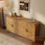 Buffet Adden de style Mid-Century moderne à 4 portes avec façades en placage de loupe, cadre en bois et poignées de couleur laiton, finition chêne