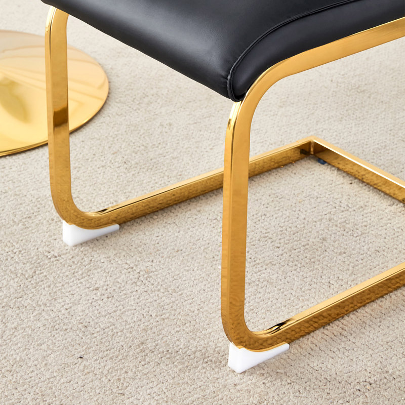 Ensemble de table et de chaises. Table de salle à manger élégante en marbre blanc avec texture annulaire moulée par aspiration.