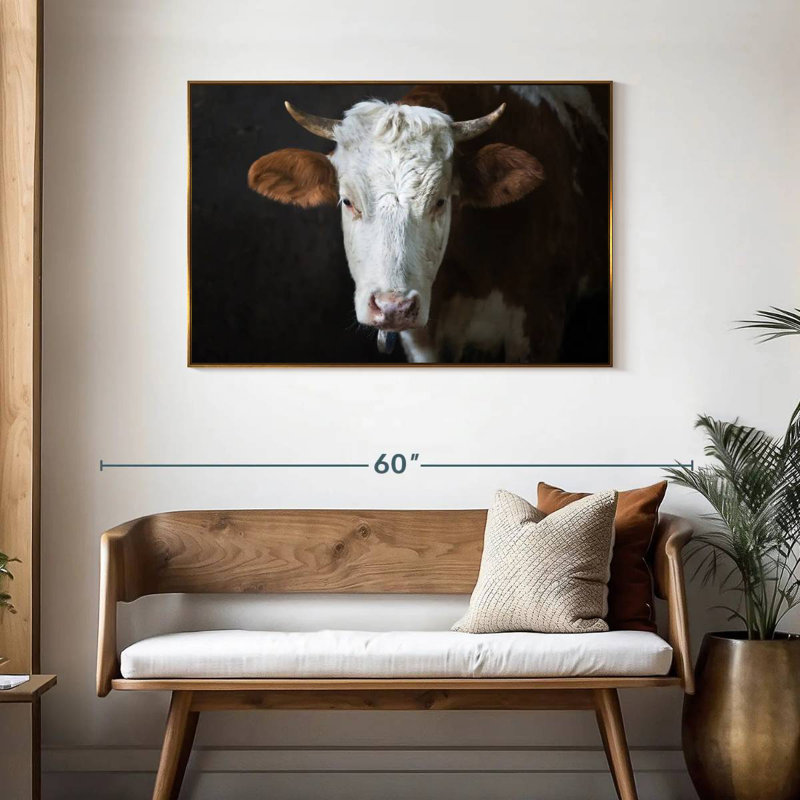 Visage de vache sérieux, Cadre flottant doré, 43 po x 29 po