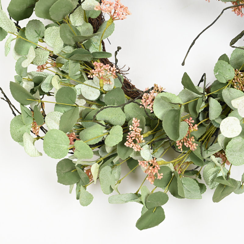 Couronne de porte de 22 po avec ressorts de fleurs artificielles en grappe d'eucalyptus