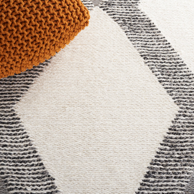 Tapis géométrique fait à la main Charvik en ivoire / gris / blanc, Rectangle 8 pi x 10 pi