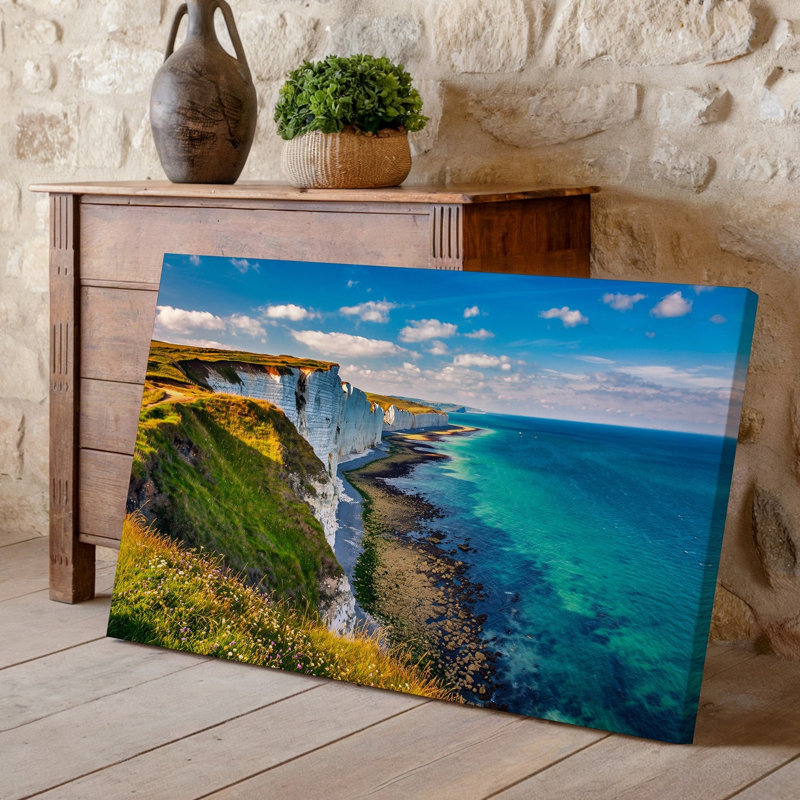 Toile, "Une scène côtière à couper le souffle avec des falaises dramatiques rencontrant un art mural vibrant, une mer turquoise sous un ciel bleu vif"