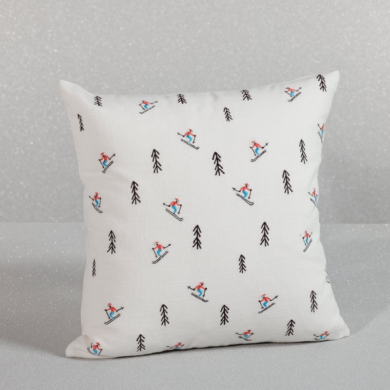 Coussin en coton brodé Ski Mountain, Arbres et skieurs