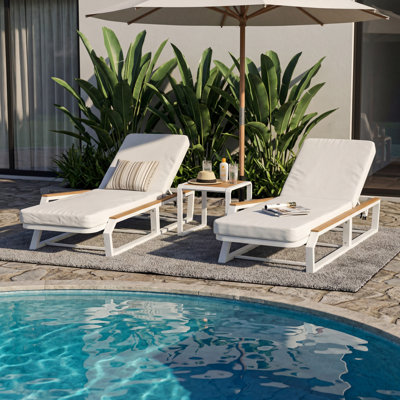 Ensemble de chaises longues d'extérieur 5 pièces, 2 fauteuils inclinables réglables avec 2 coussins crème + 1 table d'appoint, décorations en bois de teck, structure en fer blanc pour la piscine