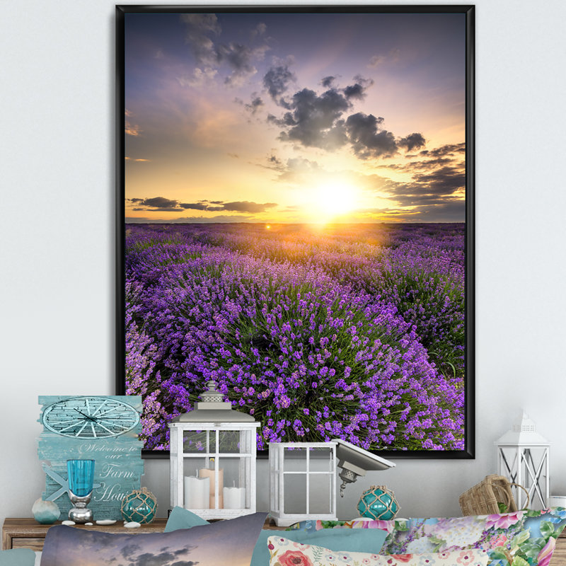 Lavande champ coucher de soleil paysage - art mural traditionnel sur toile, H 20 po x l 12 po x P 1 po, Cadre flottant noir