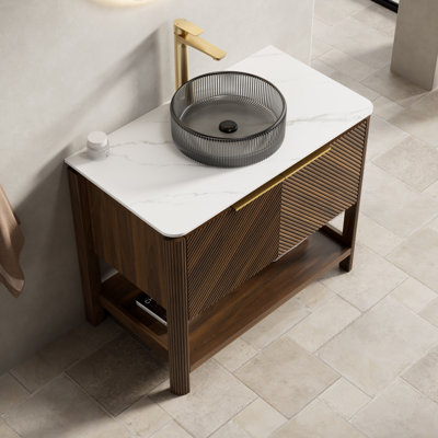 Meuble-lavabo de salle de bain 36 po Indigo, armoire de rangement autoportante en contreplaqué avec 2 portes diagonales rayées et tablette ouverte, lavabo en verre de transport noir et plateau en pierre frittée blanc de Carrare, grain de bois noyer foncé