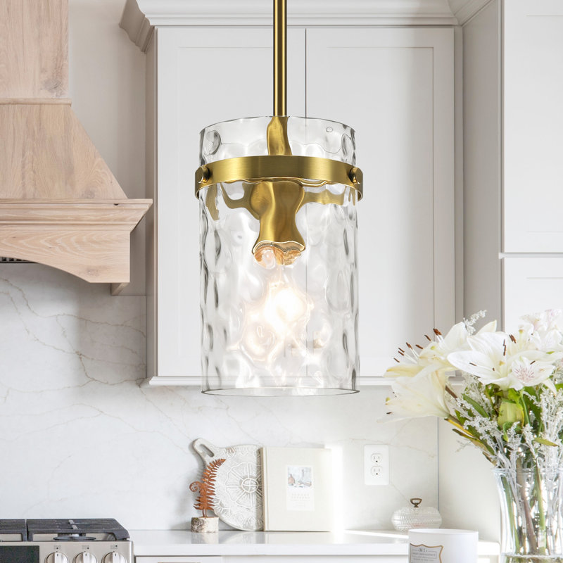Luminaire suspendu pour îlot de cuisine 1 lumière 5,9 po avec abat-jour en verre martelé transparent Levona, Laiton