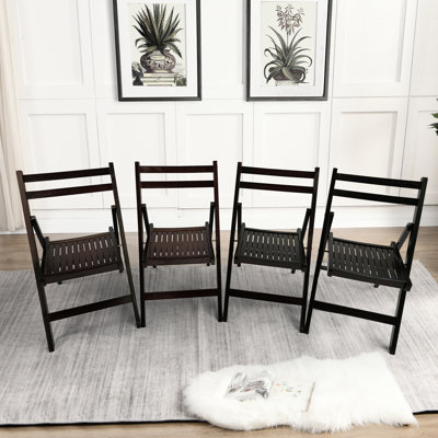 Ensemble de 4 chaises pliantes en bois massif, couleur cerisier, avec assise à lattes et composition confortable.