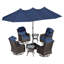 Ensemble de chaises pivotantes en polyéthylène pour 4 personnes Adcox avec parasol de patio double, appui-tête, tables d'appoint et coussins bleus Adcox-1873011925