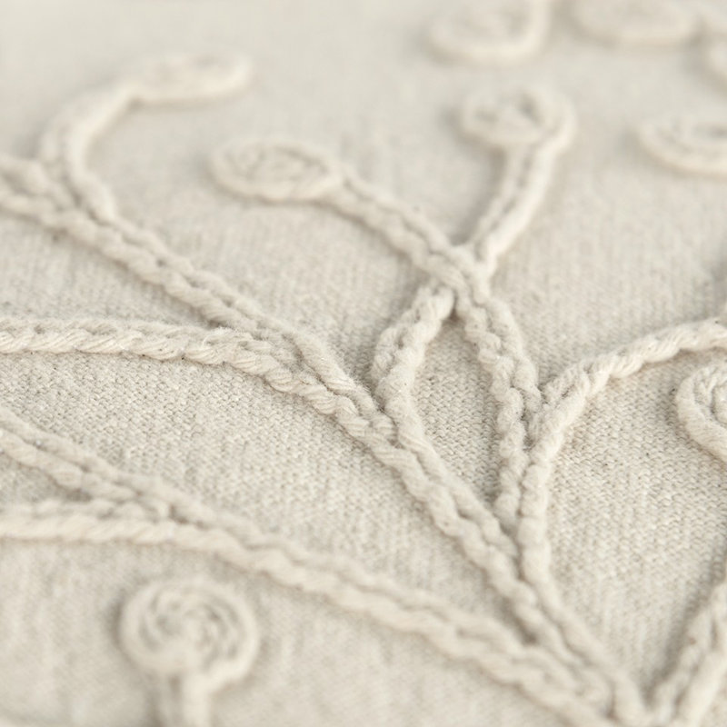 Coussin lombaire beige à motif botanique brodé