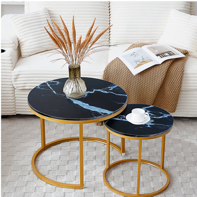 Ensemble de 2 tables basses gigognes à plateau noir avec cadre doré, tables rondes en bois et motif en marbre, salon, chambre à coucher, appartement, table de chevet simple industrielle moderne