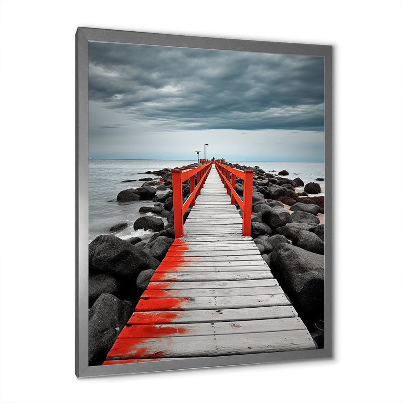 Beach Pier Perspect Black V sur toile, L 34 po x H 44 po, Cadre photo argenté