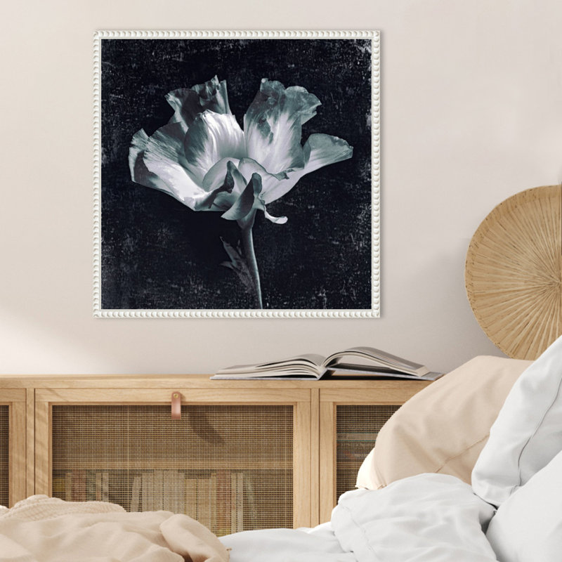 «Aurora Blooms III» par Sia Aryai, reproduction d'art sur toile encadrée, H 22 po x l 22 po