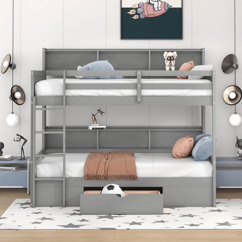 Lit superposé simple au-dessus de simple avec tablettes Gesko par Harriet Bee, gris