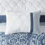 Literie pour grand lit bleu - 8 pièces avec imprimé uni de couleur marine et 8 taies décoratives-122070650-122070647