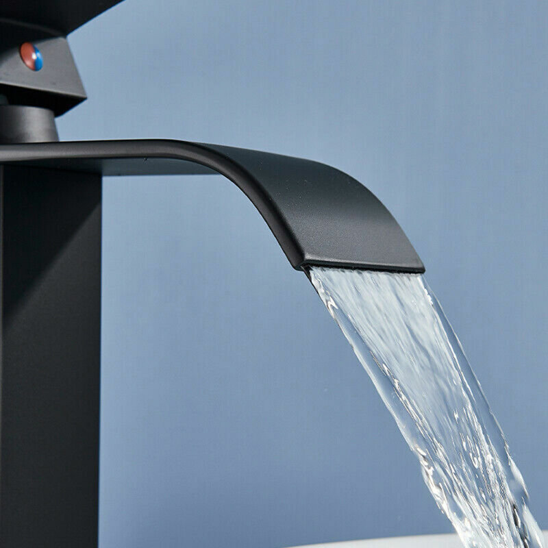 Single-handle Bathroom Faucet with Drain Assembly