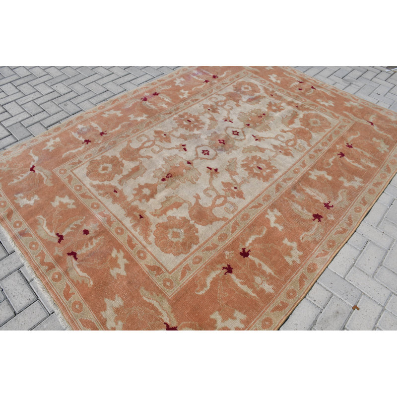 Tapis turc vintage en laine fabriqué à la main idéal pour un décor de salon bohémien avec un design anatolien beige / rose