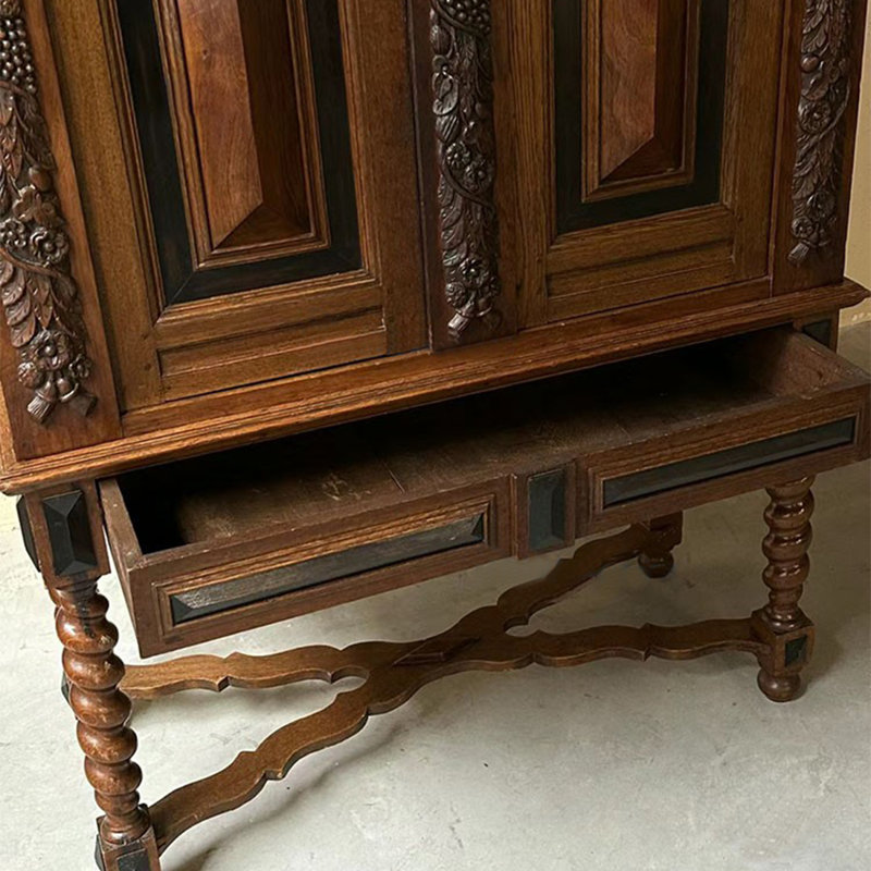 Armoire en bois de frêne avec détails sculptés, H 61,02 po x l 47,24 po x P 19,69 po